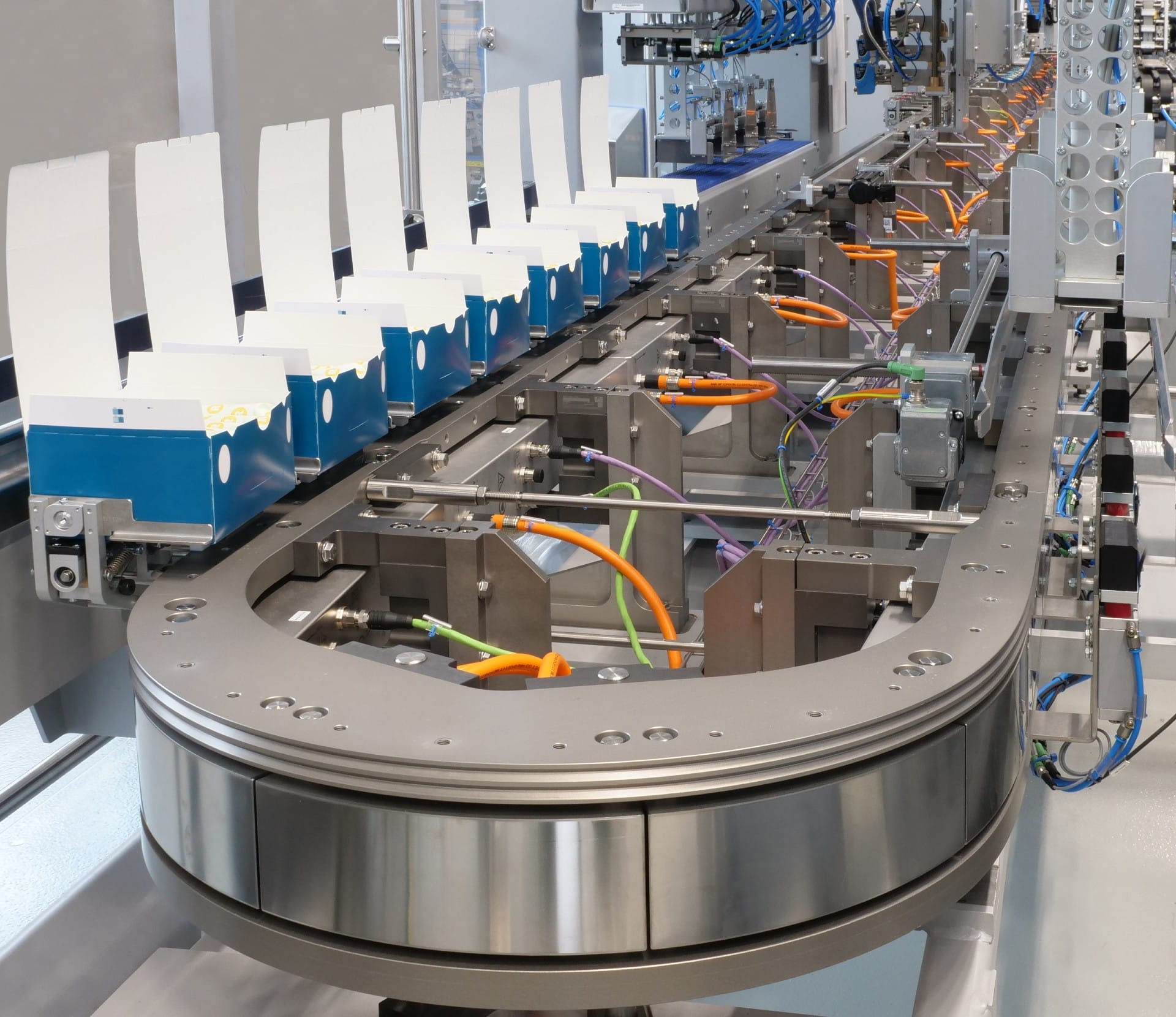 Cama top-loading packaging machine