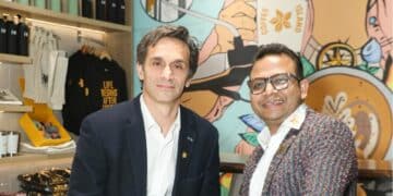 Coffee Island CEO Konstantinos Konstantinopoulos (left) and Vita Nova CEO Pratyush Kumar. Image: Coffee Island.