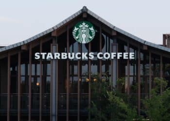 Starbucks has announced it has sold a controlling stake in its China business to Hong Kong investment firm Boyu Capital.