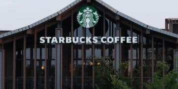 Starbucks has announced it has sold a controlling stake in its China business to Hong Kong investment firm Boyu Capital.