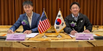 JINP LLC Director Daixi Li and SNC Sein CEO Choi Jun-kyung.