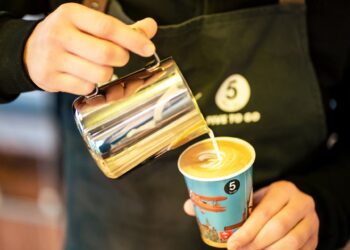 Lattes are the favourite drink of 5 to go customers.